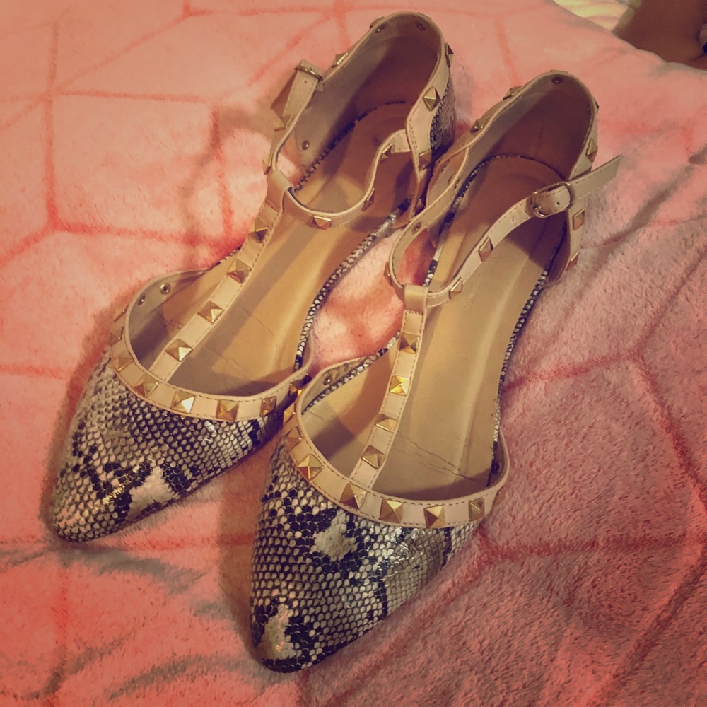 Strapped pointed flats